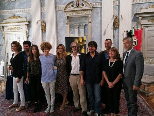 foto di gruppo per produzione, regia, attori e autorità comunali e regionali foto di gruppo per produzione, regia, attori e autorità comunali e regionali