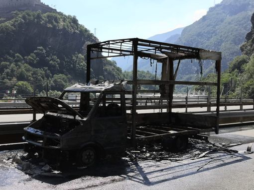 Furgone a fuoco in autostrada a Hone Furgone a fuoco in autostrada a Hone