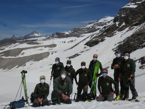 Nella foto di Alberto Peracino il team dei guardaparco che ha effettuato le rilevazioni al Grand Etret