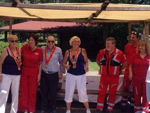 Foto di gruppo per gli Anysetiers (al centro la presidente della sezione valdostana, Anna Maria Traversa) in festa al Club Les Iles di Brissogne