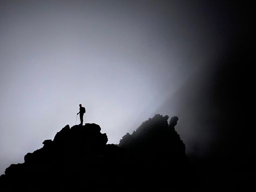 Una guida impegnata nella ricerca dei due alpinisti Una guida impegnata nella ricerca dei due alpinisti