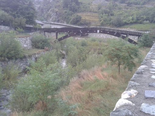 Qui e nelle foto in basso, alcune immagini di un tratto del torrente Saint-Barthélemy