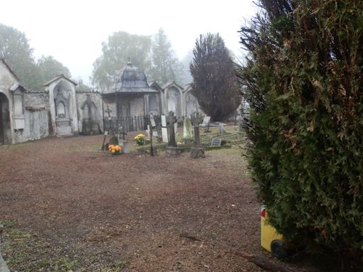 Uno scorcio del cimitero di Sant'Orso, pochissimi vasi di fiori freschi e clima di abbandono