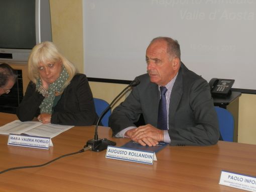 Il direttore regionale dell'Inail Maria Valeria Fiorillo e il presidente della Regione Augusto Rollandin durante la presentazione del Rapporto. In basso, autorità e pubblico presenti all'incontro
