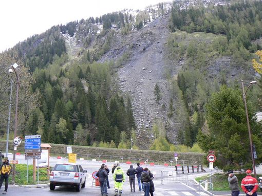 Osservatori della Protezione civile ai piedi del Mont de La Saxe (fonte montagnatv.it)