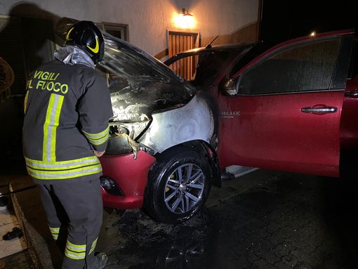 Auto a fuoco nella notte a Verres