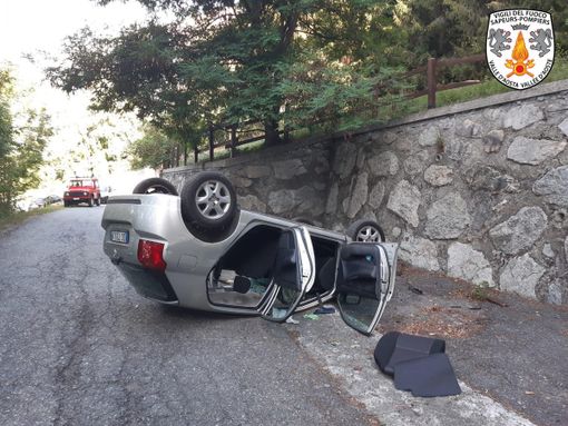 A La Salle esce in auto da casa è precipita sulla strada A La Salle esce in auto da casa è precipita sulla strada