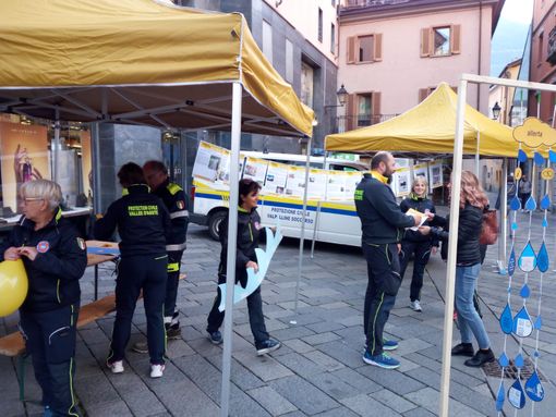 Maurizio Lanivi illustra il volantino a un'aostana Maurizio Lanivi illustra il volantino a un'aostana