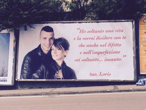 Maxi cartellone pubblicitario per chiedere alla fidanzata di sposarlo Maxi cartellone pubblicitario per chiedere alla fidanzata di sposarlo