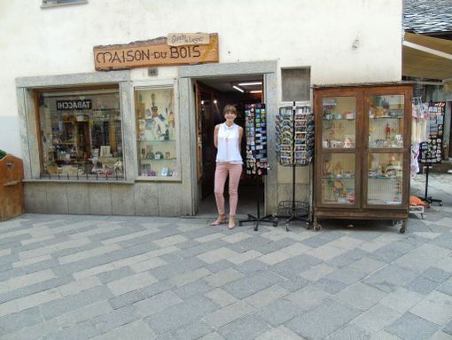 CASA SUBITO IN VALLE D'AOSTA: Attività di vendita SOUVENIRS nel centro storico di Aosta, via Sant'Anselmo