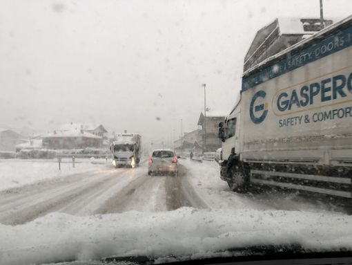 Nevica ed è caos; Aosta isolata dal resto del mondo Nevica ed è caos; Aosta isolata dal resto del mondo