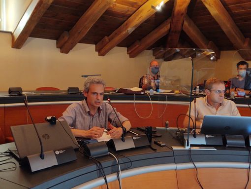 A sn il sindaco di Aosta, Gianni Nuti, durante la presentazione della nuoava app