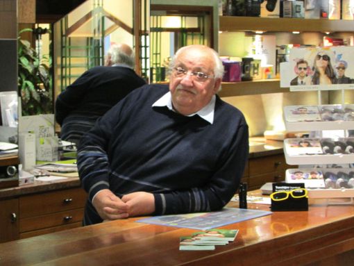 Il Cavaliere Adoardo The King Ostinelli. In basso L'ingresso dell'antico negozio, la nuiva vetrina, foto di gruppo dello studente Edoardo (in primo piano in piedi a destra. La sesta da sinistra è Margherita Hack