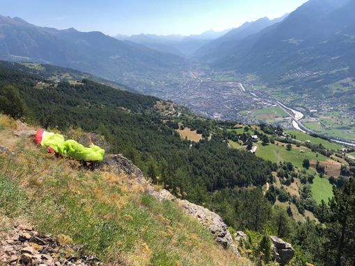 Il parapendio è caduto quasi sul ciglio di una scarpata