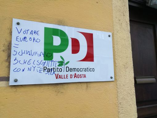 Manifesti strappati, targhe di sedi imbrattate; la campagna elettorale dei vandali imbecilli Manifesti strappati, targhe di sedi imbrattate; la campagna elettorale dei vandali imbecilli