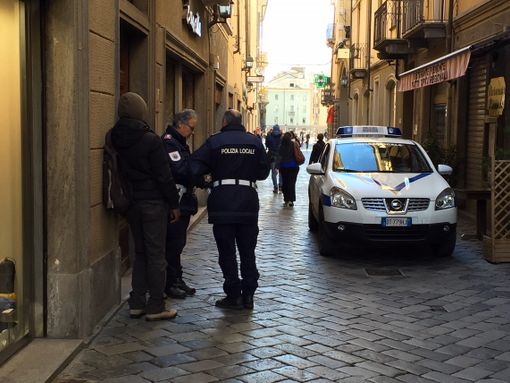 Aosta: Controlli della Polizia locale su accattonaggio migranti