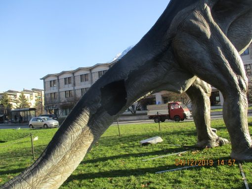 Il Diplodocus danneggiato e sotto il T-Rex di piazza della Repubblica
