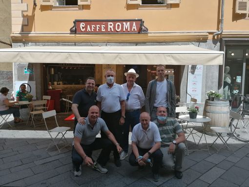 Da sn: in piedi Enzo Gullone, Moreno Rossin, Roberto Bellini (vice presidente AIS Nazionale), Carlo Badino, (seduti) Alberto Levi, Nicola Abbrescia e Simone Clerin. Da sn: in piedi Enzo Gullone, Moreno Rossin, Roberto Bellini (vice presidente AIS Nazionale), Carlo Badino, (seduti) Alberto Levi, Nicola Abbrescia e Simone Clerin.