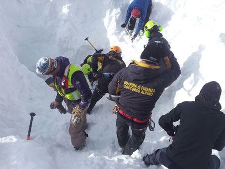 Finanzieri lungo la 'Via del Papa' (foto sito web nevevalanghe.wordpress.com)