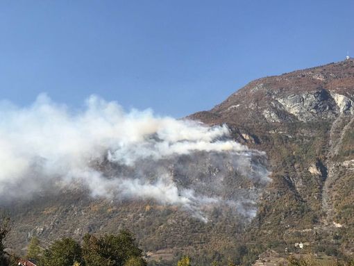 Il rogo a Saint-Denis (immagini fornite dal Corpo Forestale Valdostano)