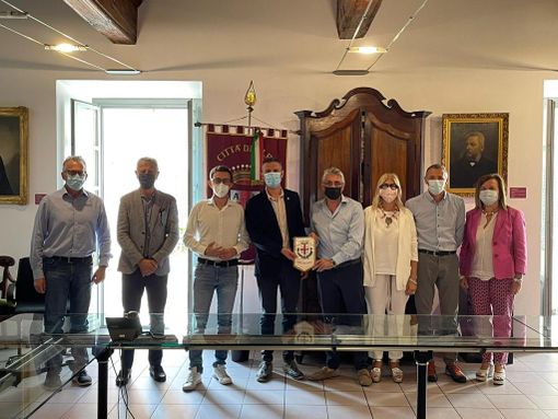 nella foto da sinistra: Riccardo Vagneur – Segretario Particolare dell’Assessore all’Agricoltura e Risorse naturali, Stefano Mosca – Direttore dell’Ente Fiera Nazionale del Tartufo Bianco d’Alba, Emanuele Bolla – Assessore al Turismo del Comune di Alba, Davide Sapinet- Assessore all’Agricoltura e Risorse naturali, Carlo Bo – Sindaco del Comune di Alba, Liliana Allena – Presidente dell’Ente Fiera Nazionale del Tartufo Bianco d’Alba, Fabrizio Savoye – Coordinatore del Dipartimento Agricoltura, Josette Dalbard – Funzionario dell’Ufficio promozione)