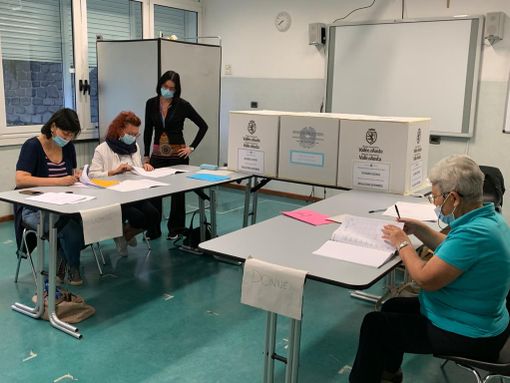 Un seggio nella scuola St-Roch in corso Ivrea ad Aosta