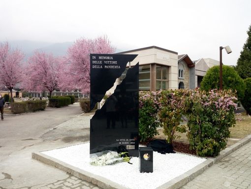 La stele in ricordo delle vittime del coronavirus La stele in ricordo delle vittime del coronavirus