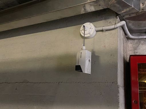 Rompono videocamere, danneggiano auto e rubano Rompono videocamere, danneggiano auto e rubano