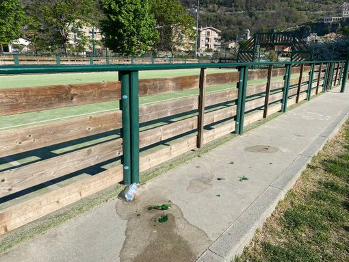 Pont-Saint-Martin: I bambini puliscono il parco poi arrivano i vandali a imbrattarlo