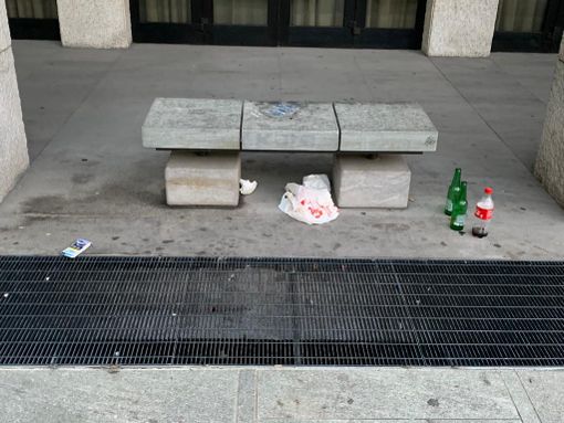 Immondizie abbandonate lungo i portici del Palazzo regionale Immondizie abbandonate lungo i portici del Palazzo regionale