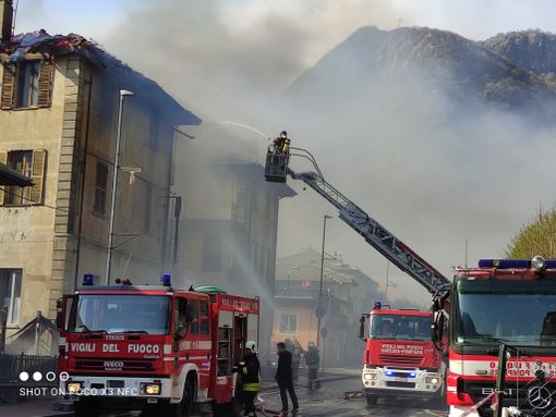 L'arrivo dell'autoscala dei Vigili del fuoco del Comando di Aosta (foto credit Gazzettamatin) L'arrivo dell'autoscala dei Vigili del fuoco del Comando di Aosta (foto credit Gazzettamatin)