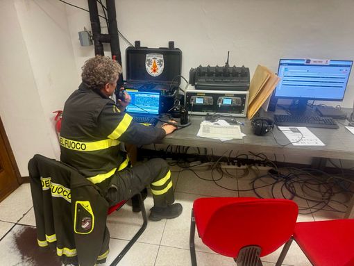 Un operatore Vigili del Fuoco al Centro operativo misto (foto VVF) Un operatore Vigili del Fuoco al Centro operativo misto (foto VVF)