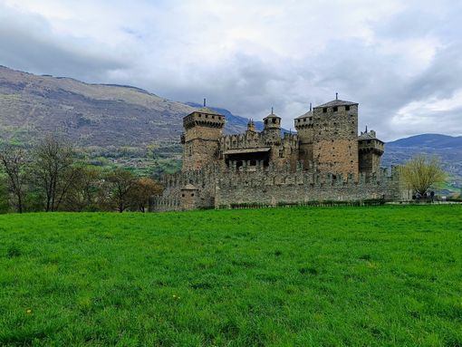 Custodi di pietra, sentinelle del tempo Custodi di pietra, sentinelle del tempo