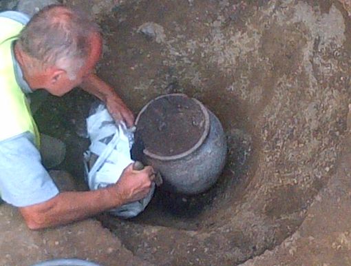 Qui e nelle foto a corredo dell'articolo, gli operai archeologici al lavoro Qui e nelle foto a corredo dell'articolo, gli operai archeologici al lavoro