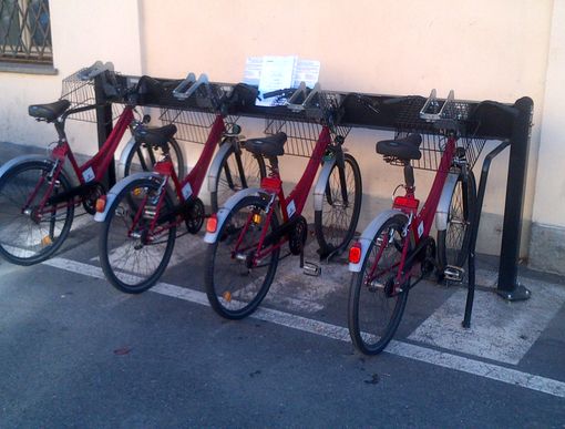 Uno stallo di biciclette 'pubbliche' ad Aosta