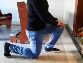 Quattro fatti importanti sulla genuflessione davanti a Cristo Eucaristia Quattro fatti importanti sulla genuflessione davanti a Cristo Eucaristia