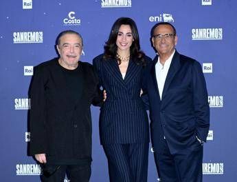 Sanremo, è la sera della finale: sul palco Frassica, Cardinaletti e Bocelli - Diretta