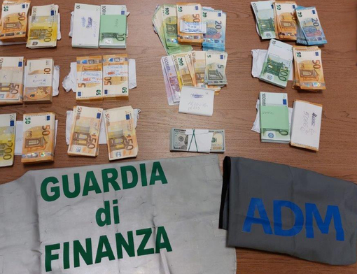 Scoperto contrabbandiere di valuta Scoperto contrabbandiere di valuta