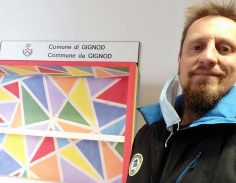 Daniele Brogi e uno scorcio della libreria appena piazzata Daniele Brogi e uno scorcio della libreria appena piazzata