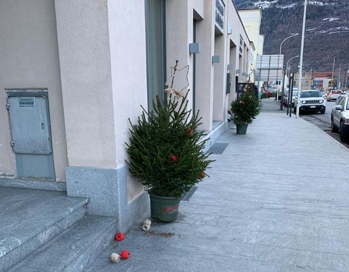 Aosta: Nel buio delle vie i vandali si illuminano Aosta: Nel buio delle vie i vandali si illuminano