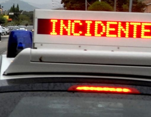 Auto contro banco mercato in via Fallère ad Aosta Auto contro banco mercato in via Fallère ad Aosta