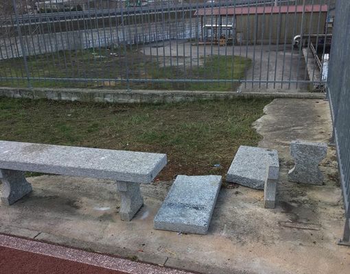 Una panca in marmo fatta a pezzi dai teppisti Una panca in marmo fatta a pezzi dai teppisti