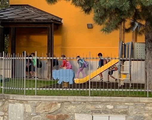 Distanze rispettate all'ingresso a scuola (cliccare sull'immagine per avviare la minigallery) Distanze rispettate all'ingresso a scuola (cliccare sull'immagine per avviare la minigallery)