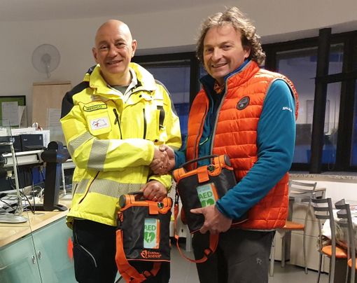 Da sn Luca Cavoretto e Davide Bochet con uno dei defibrillatori donati al 118 Da sn Luca Cavoretto e Davide Bochet con uno dei defibrillatori donati al 118