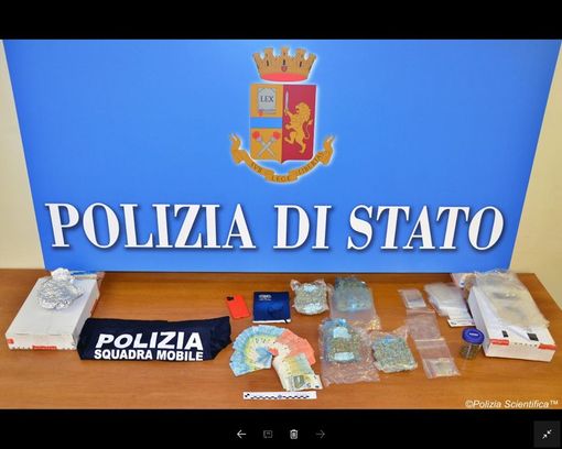 Comprava marijuana per posta per poi spacciarla, arrestato 22enne