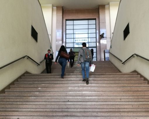 Uno scalone d'ingresso al Palazzo di Giustizia di Milano