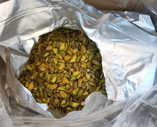 Un sacco di pistacchi sequestrati dai finanzieri