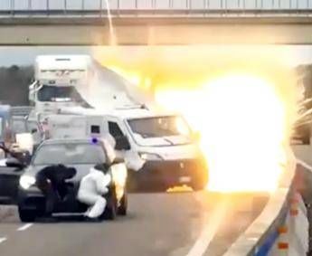 "Stanno rubando il furgone", l'assalto al portavalori in diretta - Il video "Stanno rubando il furgone", l'assalto al portavalori in diretta - Il video