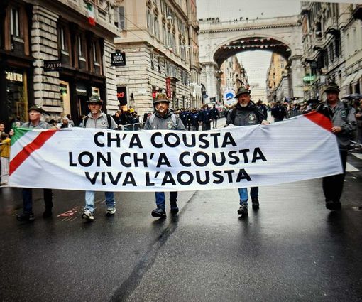 Lo striscione in via XX Settembre: da sinistra , Romeo Barailler, Ivan Barailler, Renato Ferraris, Davide Oreiller , Enrico Donnet Lo striscione in via XX Settembre: da sinistra , Romeo Barailler, Ivan Barailler, Renato Ferraris, Davide Oreiller , Enrico Donnet