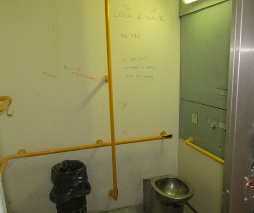 Sulla parete di una toilette di Aosta, indicazioni sulla mistura per preparare un 'buco'